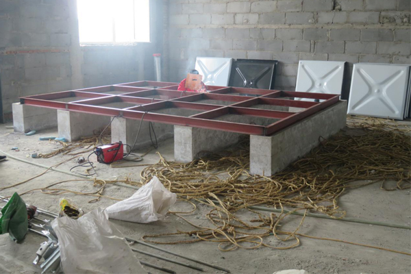 不銹鋼水箱在安裝時(shí)用不用槽鋼底座？